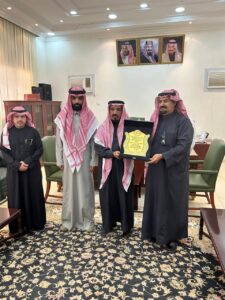 تشرف هلال الخميل رئيس جمعية هلالية الخميل للخدمات الانسانيه بهلالية الخميل بتكريم الشيخ /عبدالله عمر بن ربيعان رئيس مركز نفي علا ثقت ولات الامر به وتمديد له ثلاث سنوات يستاهل ابو ماجد
